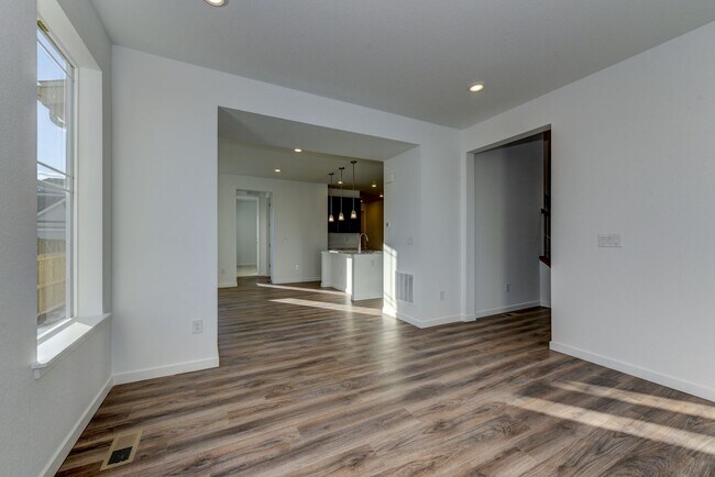 Foto del edificio - Beautiful 4 bed, 3 bath Townhome with 2 car garage ready for move in!