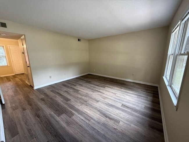 Building Photo - Two story duplex home! feels private like ...