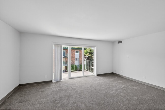 Living Area - Evergreen Ridge Apartments (formerly Aspen Ridge)