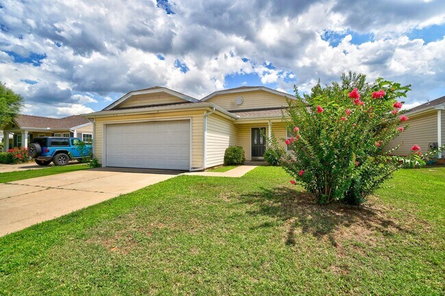 Foto del edificio - Desirable 3-Bedroom Home with Elegant Upgr...