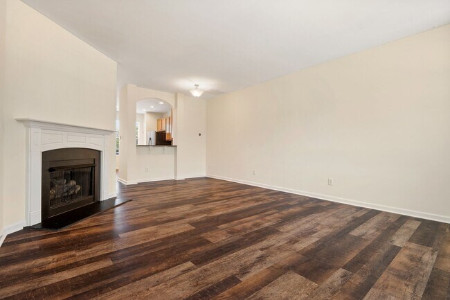 Foto del edificio - Excellent 2 BR Townhome close to Downtown Raleigh.  Available now!