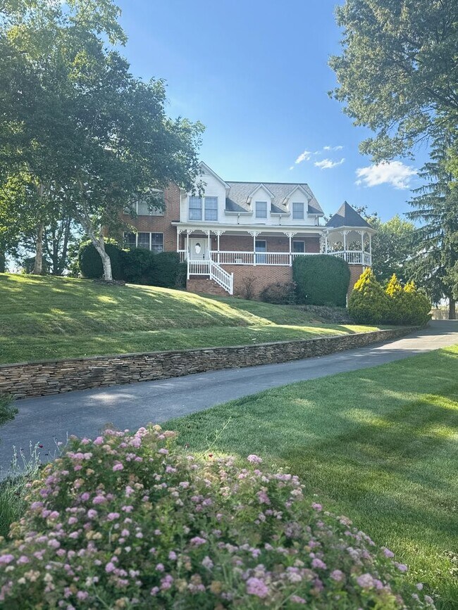 Building Photo - 2 Story Brick Home in Johnson City