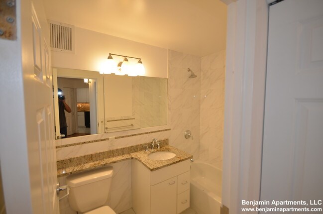 Building Photo - 28 Exeter St