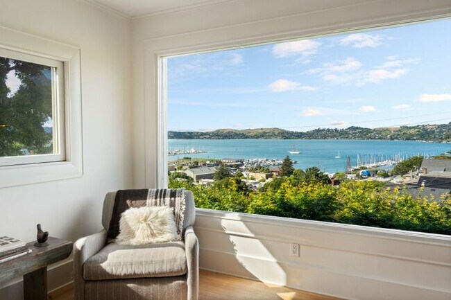 Foto del edificio - Sun-Filled Furnished Sausalito Home with Sweeping Bay Views