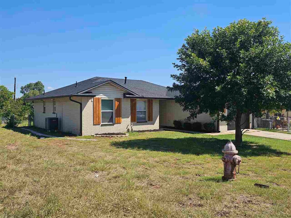 Primary Photo - 6611 NW Ferris Ave