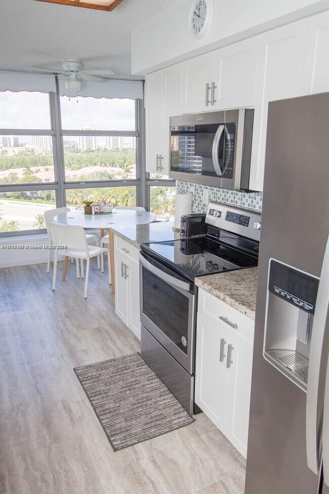 Foto del edificio - 3500 Mystic Pointe Dr