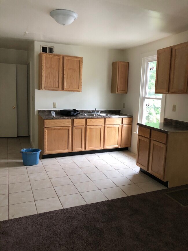 Kitchen - 419 Parkview Dr