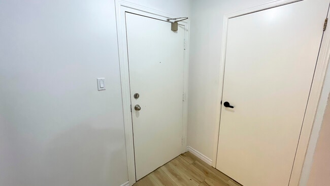 Photo du bâtiment - Cute 1 Bdrm * London South * In Suite Laundry * Avail NOW!