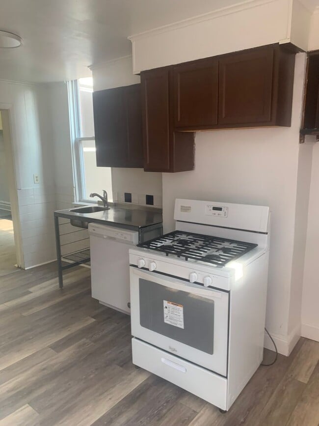 Foto del edificio - 4 bedroom house 2 bathrooms