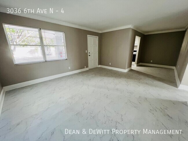 Building Photo - Newly Renovated in Prime Location!  Kenwoo...