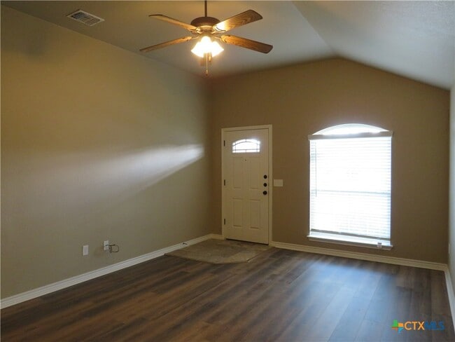 Building Photo - 402 Sladecek Dr