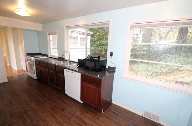 Building Photo - SEATTLE 5 BEDROOM HOME FOR RENT; AVAILABLE...