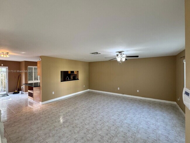 Foto del edificio - 10876 NW 8th St