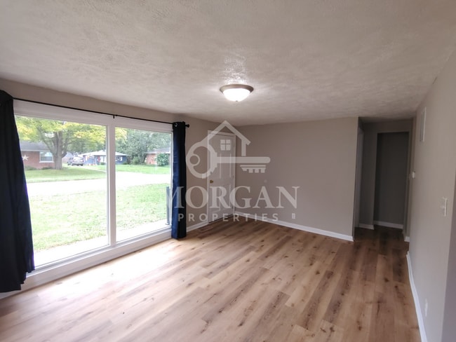 Building Photo - 904 Woodlawn Dr