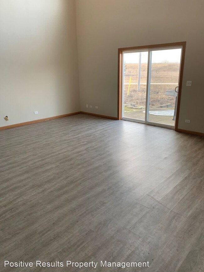 Building Photo - 2 br, 1.5 bath House - 1615 Chrysler Dr
