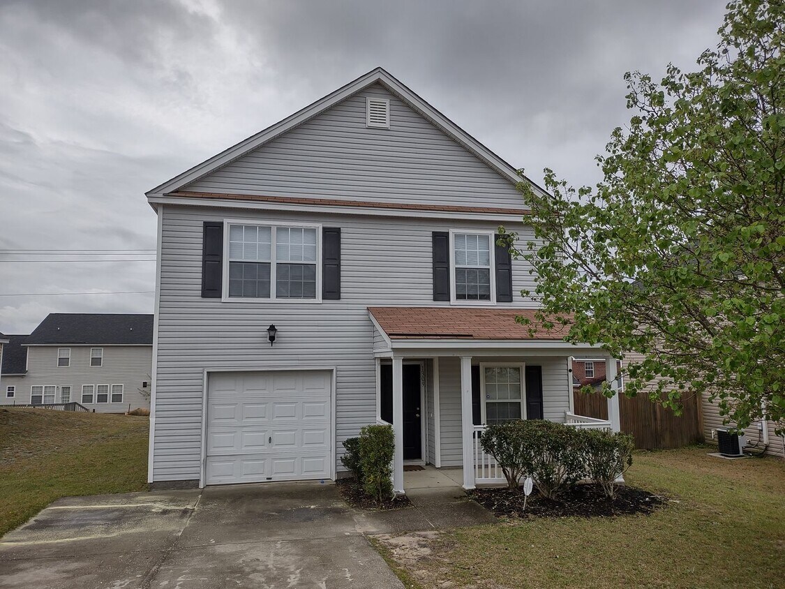Primary Photo - GREAT Four Bedroom Home Located in the Sum...
