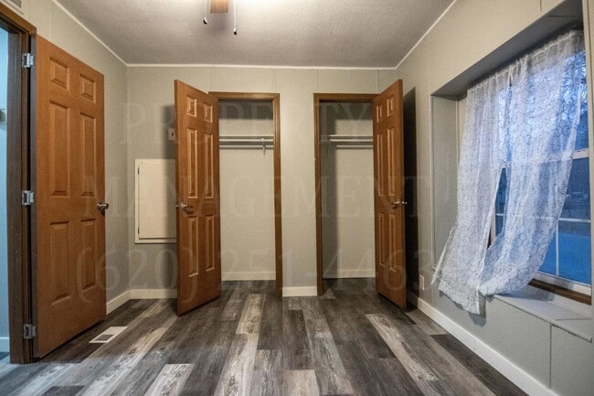 Building Photo - Beautifully Updated 2 Bedroom 2 Bathroom H...
