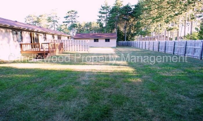 Foto del edificio - 3340 Rosewood Dr
