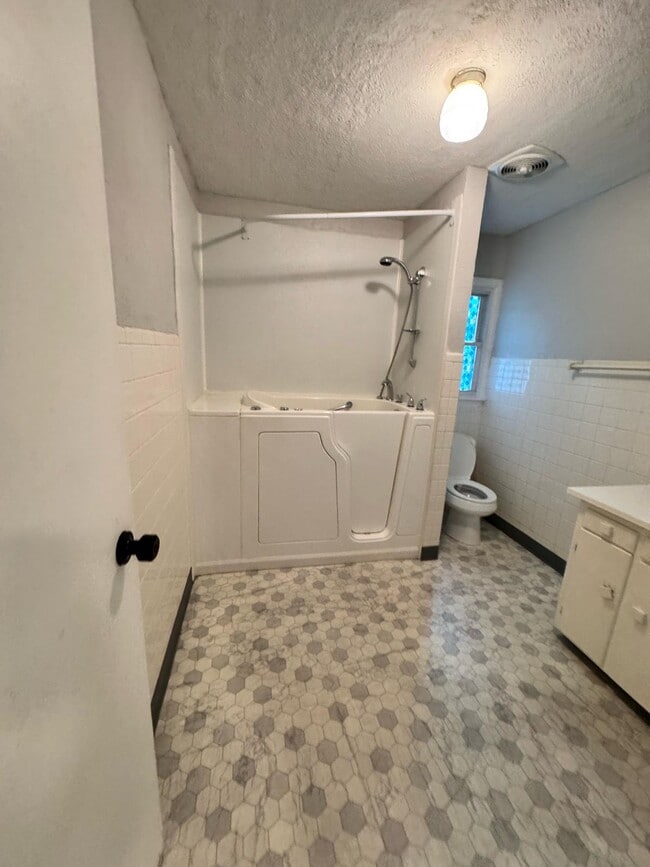 Building Photo - 2805 NE 56th Ter