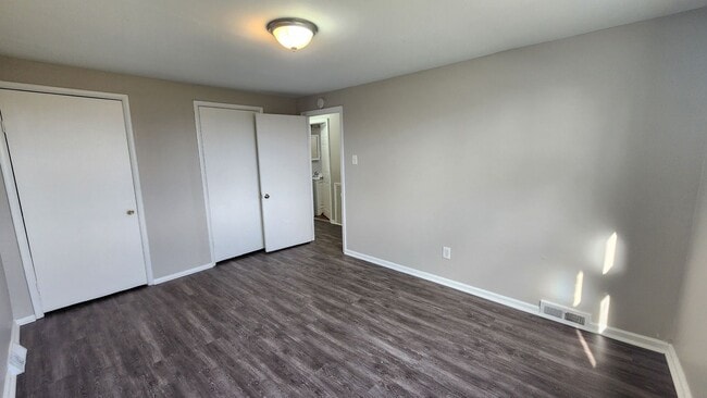 Building Photo - Row home with stainless appliances, central a/c, small pets ok*!