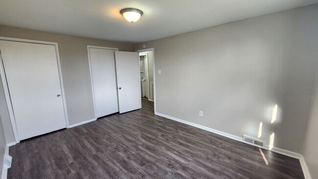 Foto del edificio - Row home with stainless appliances, central a/c, small pets ok*!