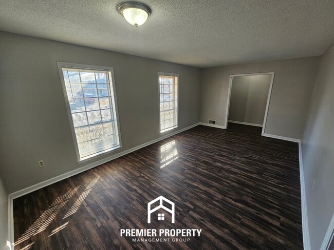 Foto del edificio - Newly Renovated 3BR Memphis Home w/ Vaulted Ceilings, Brick Fireplace & Covered Patio