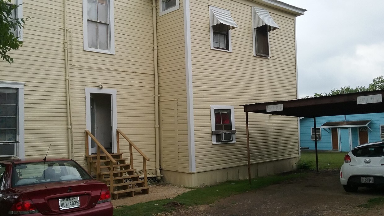 Building Photo - 311 E Live Oak St