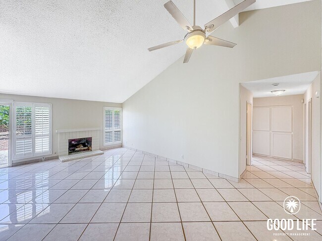 Foto del edificio - Spacious 3BD/2BA Home in Oceanside with Large Backyard, W/D & Attached 2-Car Garage