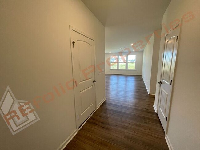 Building Photo - Beautiful 4 Bedroom 2 Bathroom Ranch House...