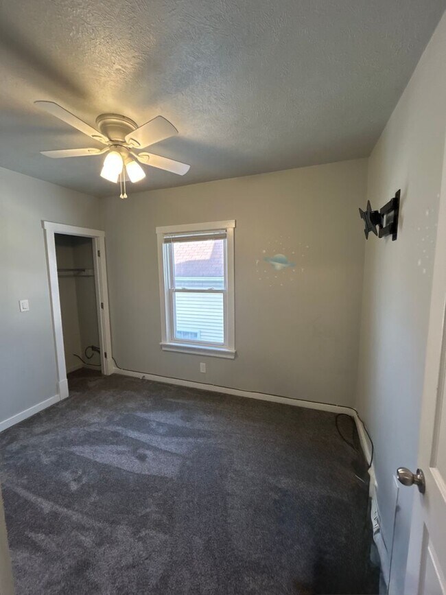 Foto del edificio - 647 Eddy Rd