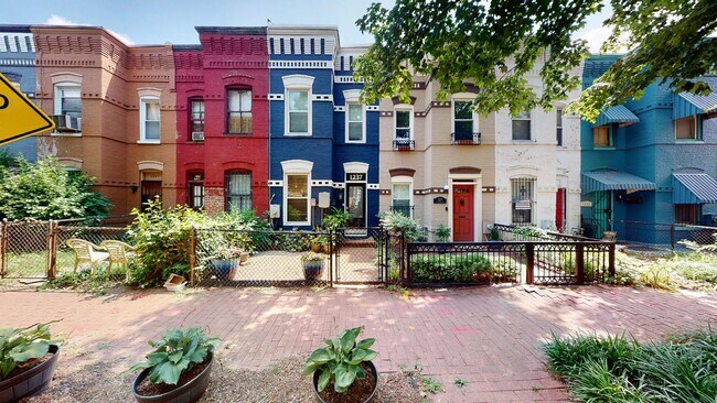 Foto del edificio - 1237 K St SE