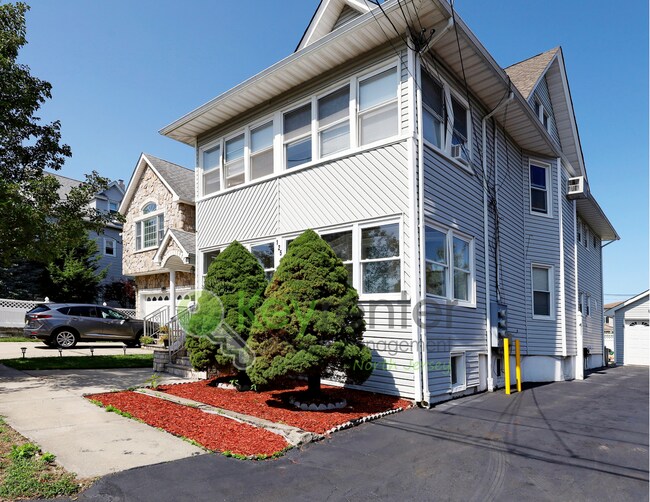 Building Photo - Spacious 3-Bedroom, 2-Bath Apartment with ...
