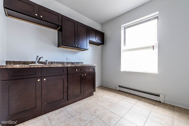 Building Photo - 3 br, 2 bath Apartment - 5100 W Madison St