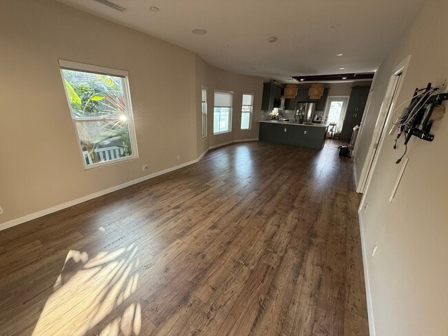 Building Photo - Charming 2BR / 2BATH House in Long Beach -...
