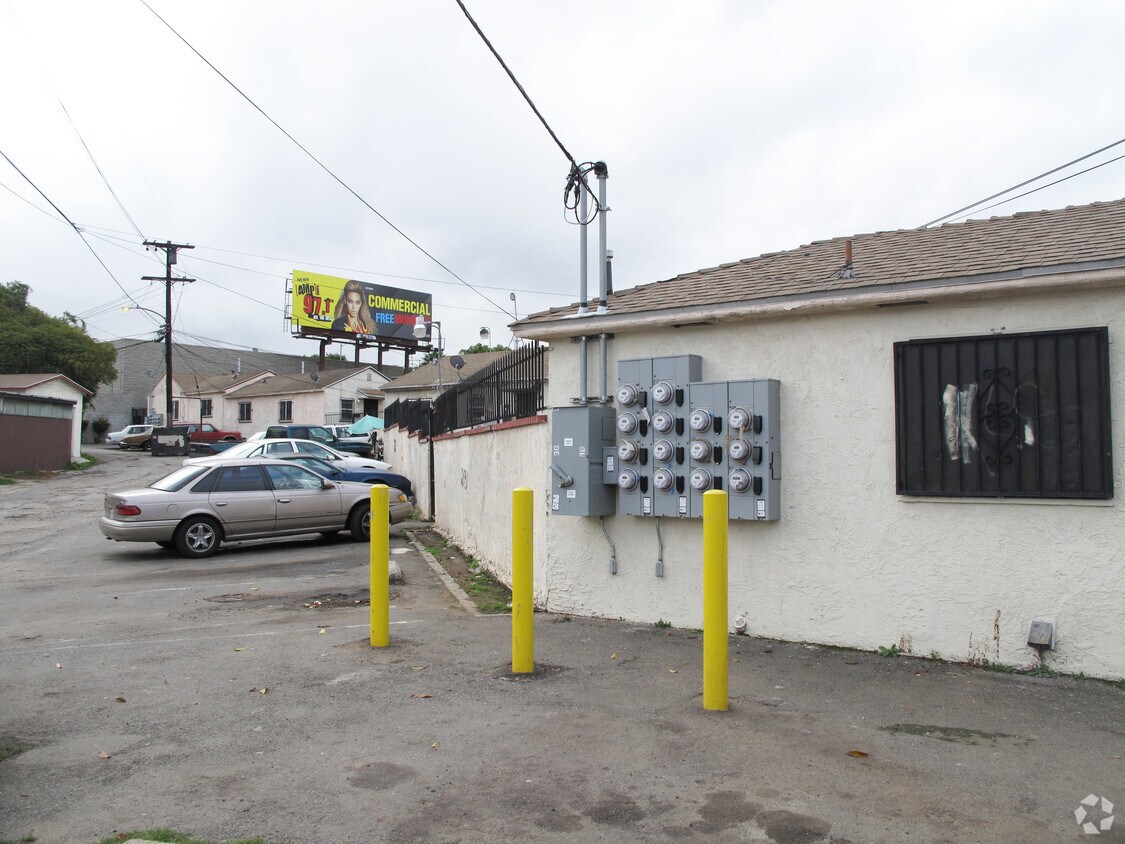 Building Photo - 9920-9924 S Van Ness Ave