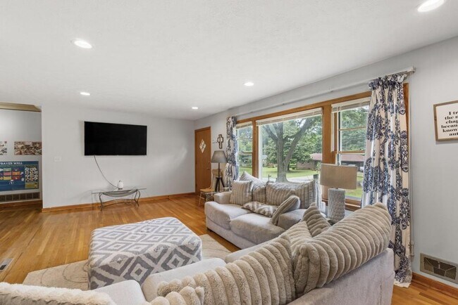 Foto del edificio - 2720 Birchwood Way SW