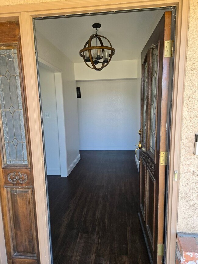 Foto del edificio - Freshly painted three Bedroom