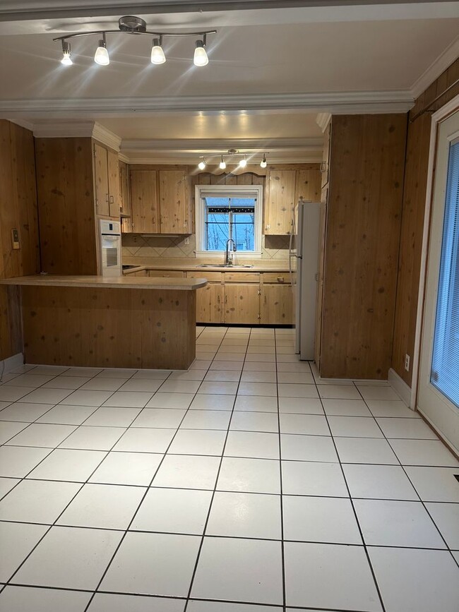 Building Photo - 3 Bedroom 1.5 Bath home for rent in the Mo...