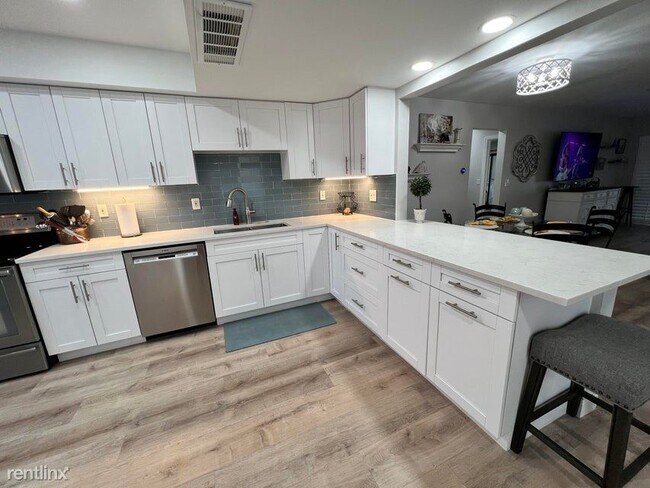 Foto del edificio - 3 br, 2 bath House - 1807 Embassy Dr Apt 101