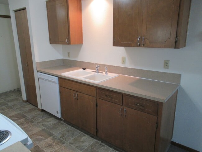 Building Photo - One Bedroom Apartment Close to Downtown