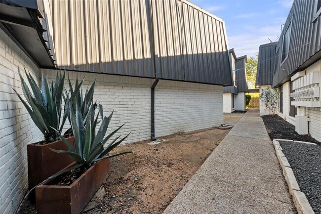 Foto del edificio - 1720 Wooten Park Dr