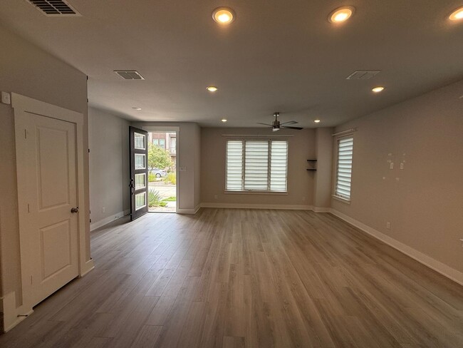 Building Photo - 3 Bedroom Townhome in Arlington