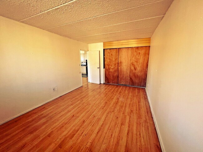 Building Photo - ***1 Bed RENT READY!  w/BALCONY & Elevator!