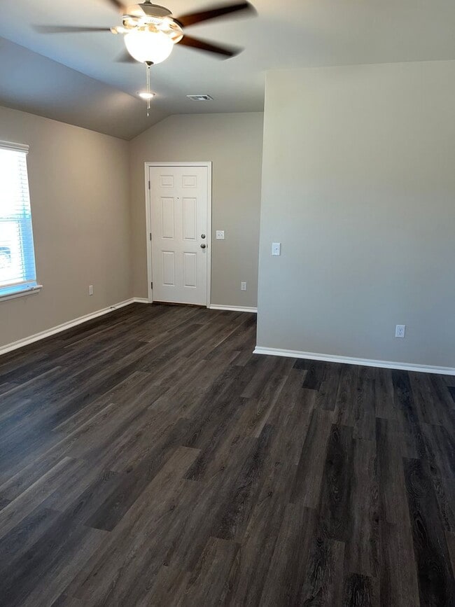 Foto del edificio - Nearly new home - built in 2023.