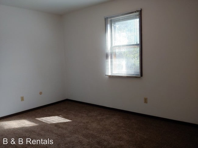Building Photo - 526 Boxwood Dr