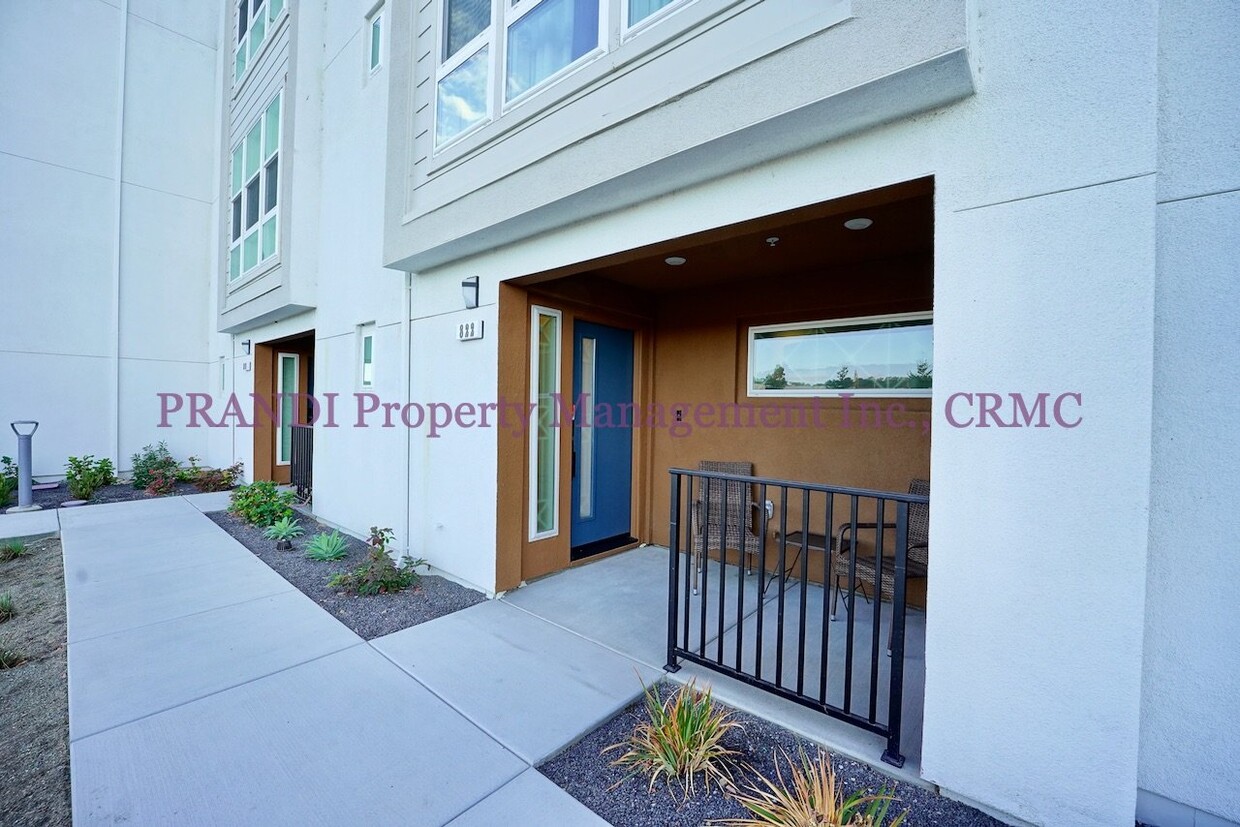 Foto principal - Practically New Townhome with Roof Deck an...