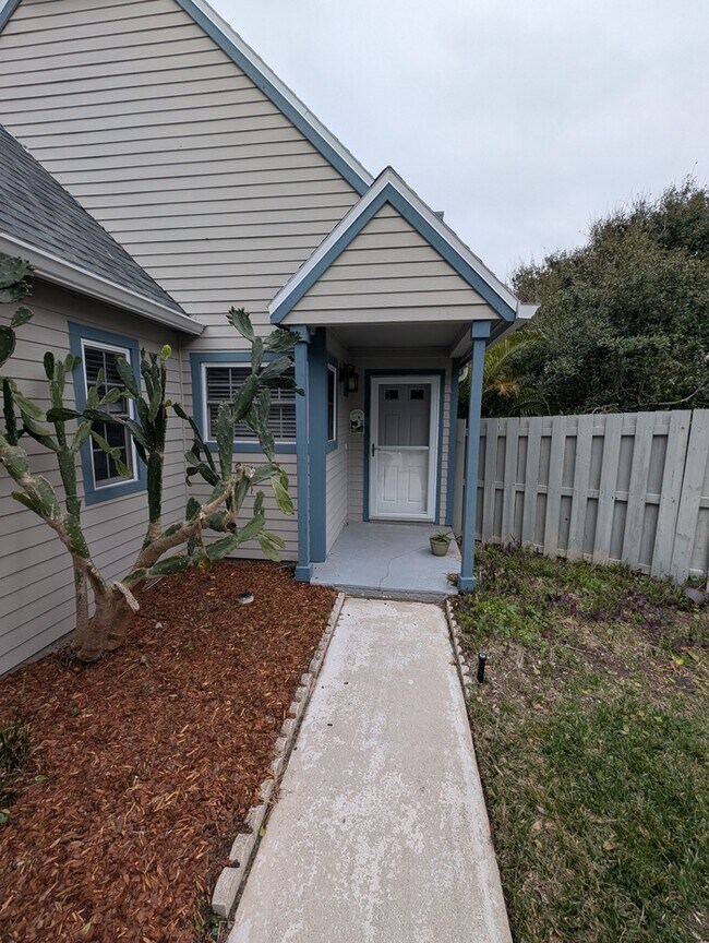 Building Photo - 108 N Lake Cir