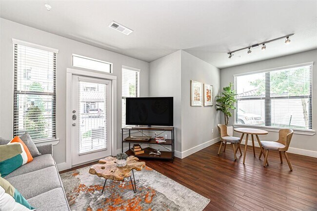 Foto del edificio - 4711 LJ Pkwy