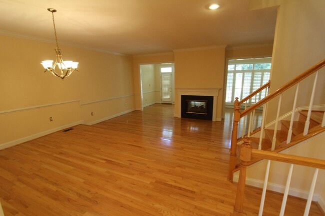 Building Photo - Gorgeous Fairfax City Townhouse 3 Bd, 2 fu...