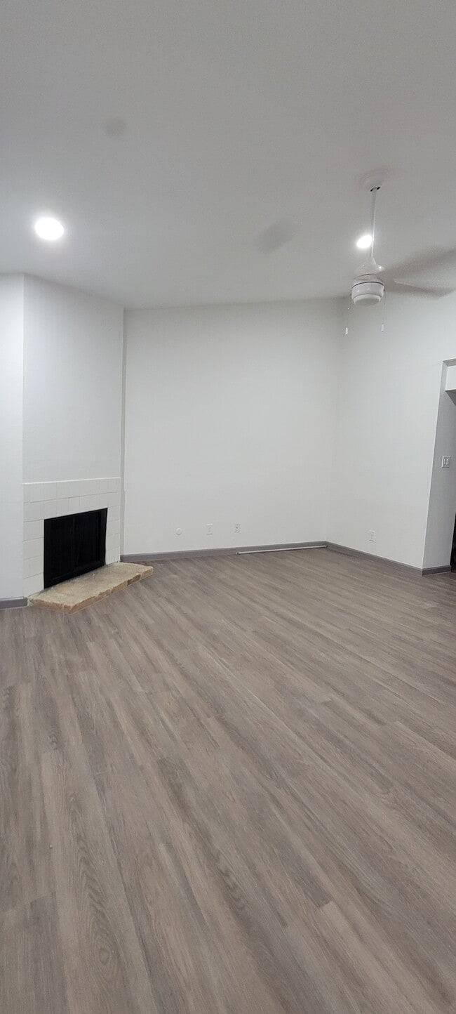 Building Photo - 7142 N Holiday Dr